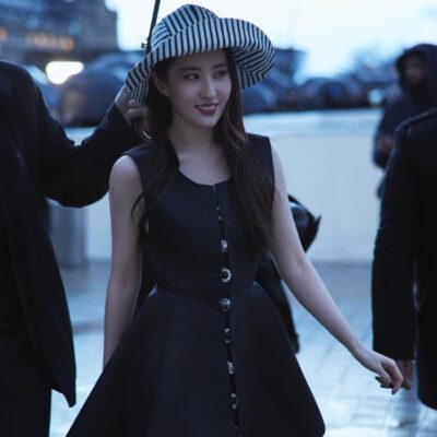 刘亦菲巴黎时装周小黑裙穿搭老外撑伞
