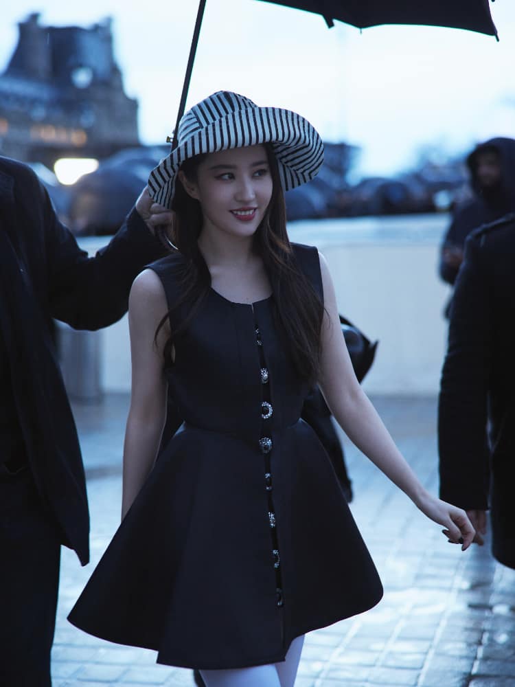 刘亦菲巴黎时装周小黑裙穿搭老外撑伞_2