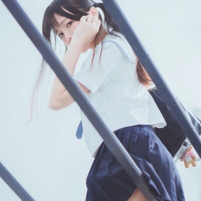 日本女生夏季校服露出内衣图片