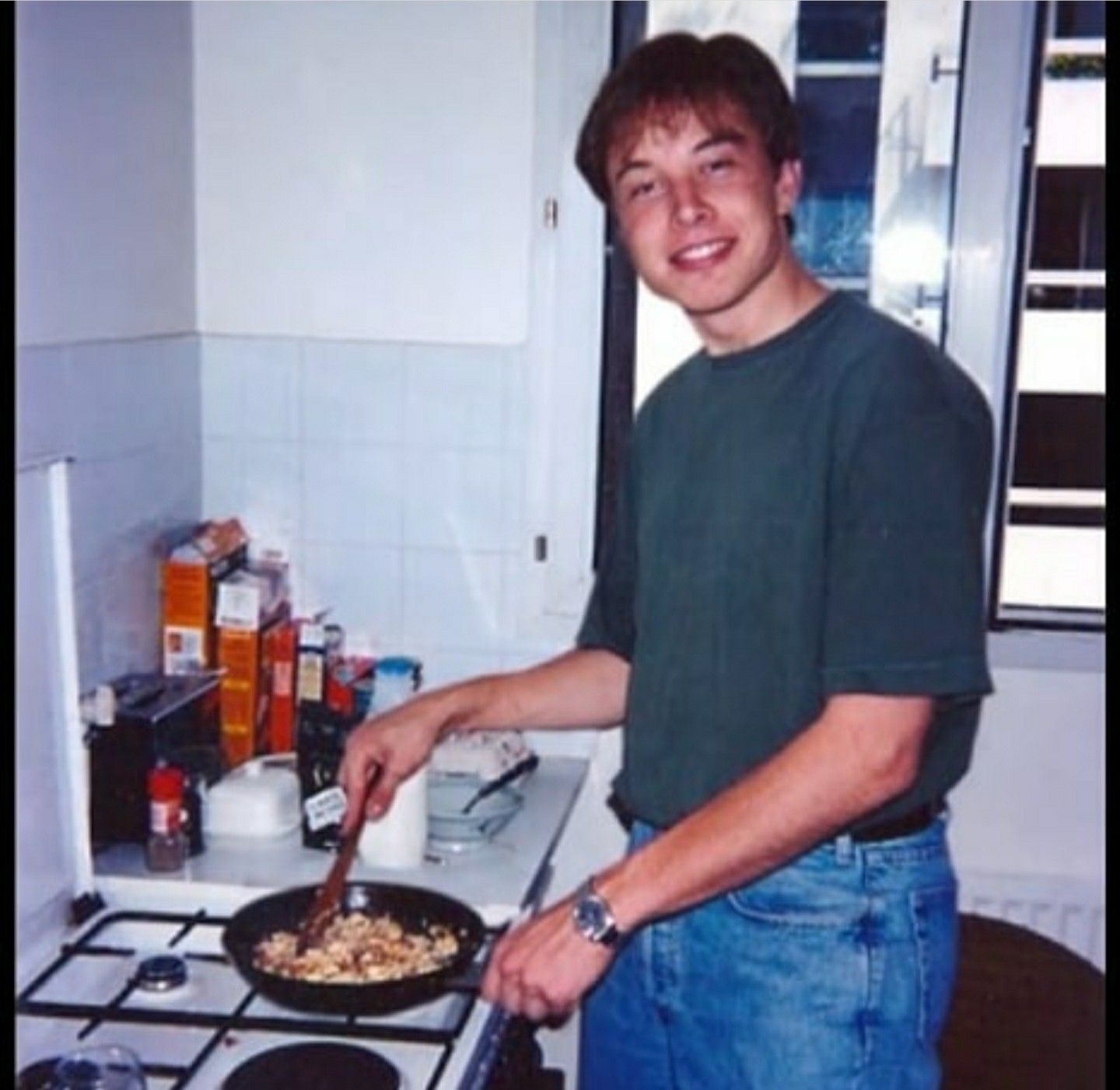 1990年埃隆·马斯克做饭老照片_1