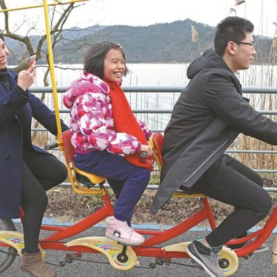 一前一后三個人一起騎自行車圖片
